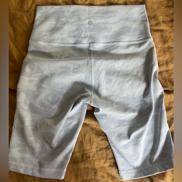 Lululemon wunder under 10” bike shorts gray camouflage - Picture 4 of 5